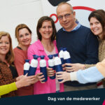 Dag van de medewerker - personeel krijgt drinkfles